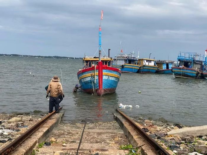 Tàu cá được đưa lên bờ thực hiện giải bản. Ảnh: Nhật Trường