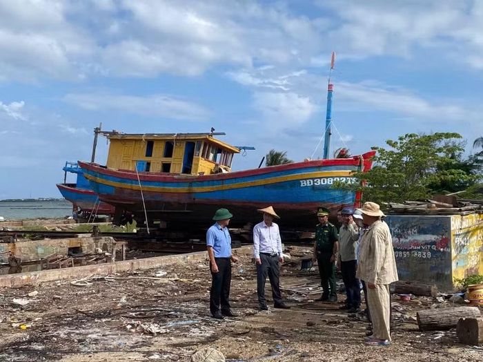 Đại diện chính quyền địa phương và lực lượng chức năng kiểm tra, trao đổi phương án triển khai giải bản. Ảnh: Nhật Trường