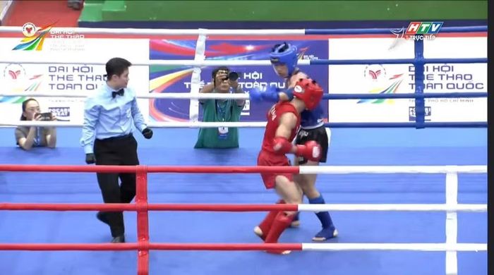 2 võ sĩ chơi giằng co quyết liệt. Ảnh chụp màn hình