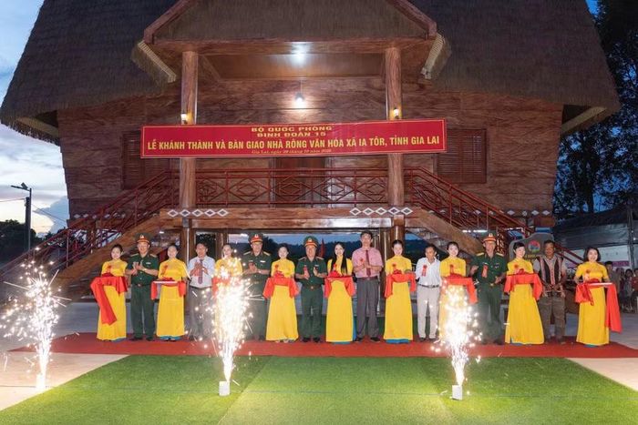  Các đại biểu cắt băng khánh thành công trình nhà rông văn hóa xã Ia Tôr. Ảnh: Trần Thúy 