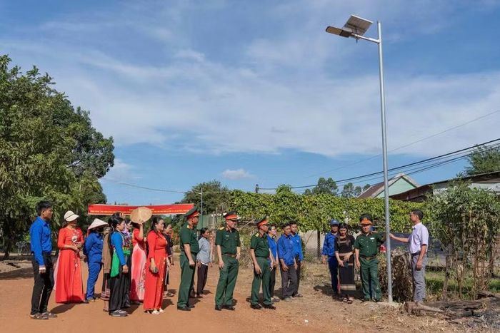  Các đại biểu cùng người dân địa phương tham quan công trình “Sao sáng buôn làng” sau lễ khánh thành. Ảnh: Trần Thúy 