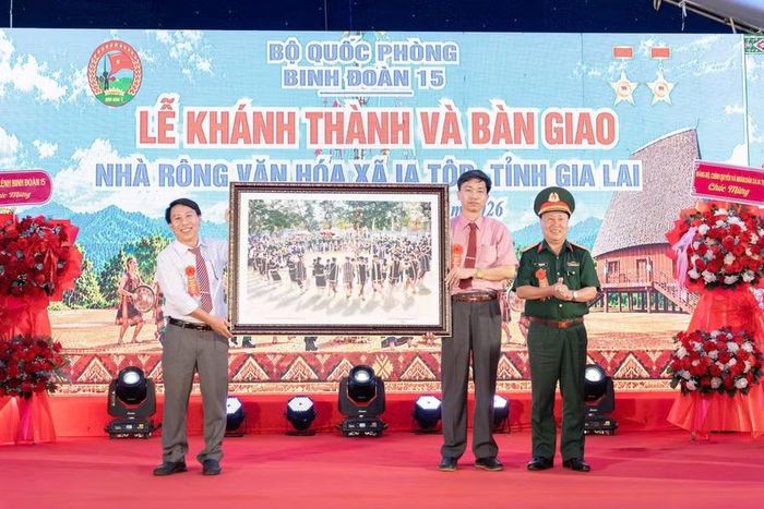  Đại tá Trần Ngọc Hải - Phó Tư lệnh kiêm Tham mưu trưởng Binh đoàn 15 (bìa phải) tặng quà lưu niệm cho xã Ia Tôr. Ảnh: Trần Thúy 