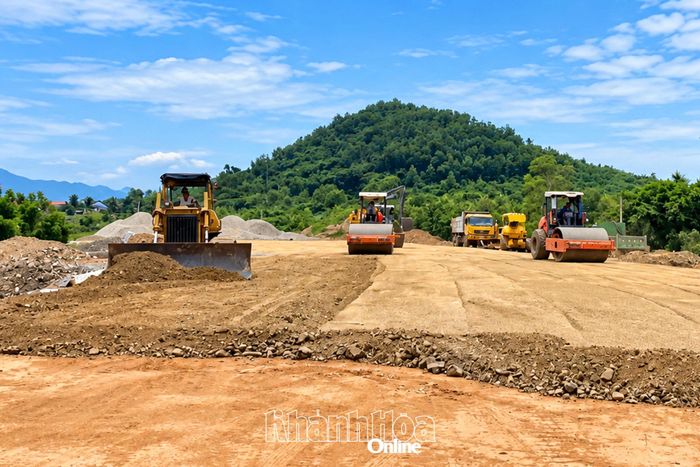 Thi công đường ven biển Vạn Ninh - Ninh Hòa.