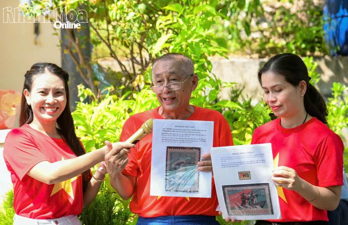 Học sinh có thể tiếp cận lịch sử thông qua hoạt động giới thiệu tem một cách sinh động.