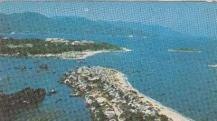 Xóm Cồn - Nha Trang (Bưu ảnh xuất bản tại Hong Kong) giữa 2 dải đất là cầu Trần Phú bây giờ.