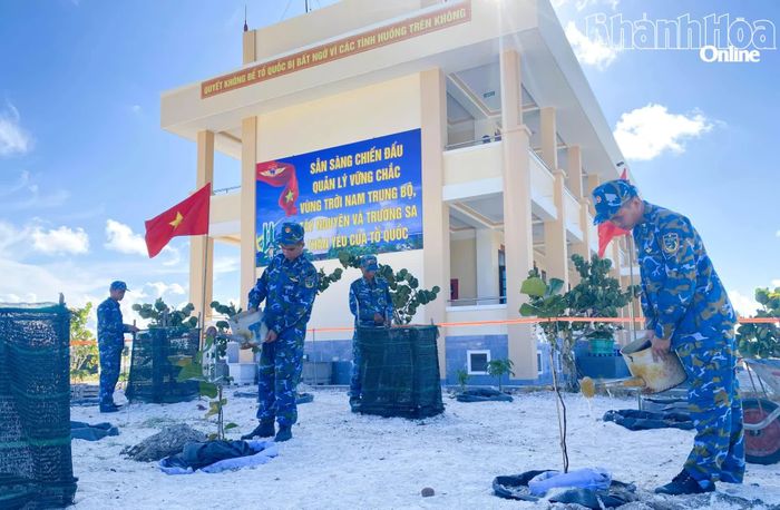 Cán bộ, chiến sĩ Trạm ra đa 57 chăm sóc, bảo vệ cây xanh.