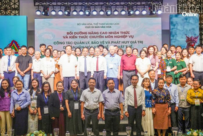 Các đại biểu tham dự chương trình chụp ảnh lưu niệm.