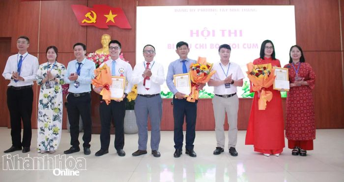 Ban tổ chức chụp ảnh lưu niệm với các thí sinh đạt giải tại hội thi.