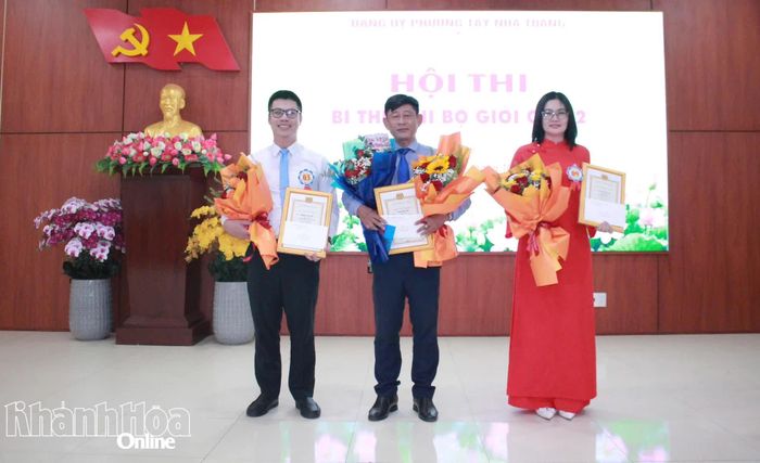  3 thí sinh đạt giải tại vòng sơ khảo hội thi Cụm 2 (từ trái sang): Nguyễn Xuân Hiếu, Trương Ngọc Quý, Võ Thùy Duy Trang. 