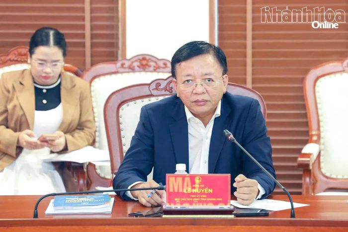 Đồng chí Lê Huyền chia sẻ những thành tựu của tỉnh trong phát triển kinh tế - xã hội.