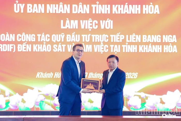 Đồng chí Lê Huyền tặng quà lưu niệm của tỉnh cho ông Stanislav Pozharnov.