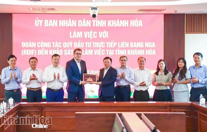 Các đại biểu chụp hình lưu niệm.