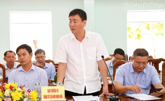 Lãnh đạo xã Nam Ninh Hòa phát biểu tại buổi làm việc.