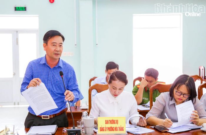 Lãnh đạo phường Hòa Thắng báo cáo tại buổi làm việc.