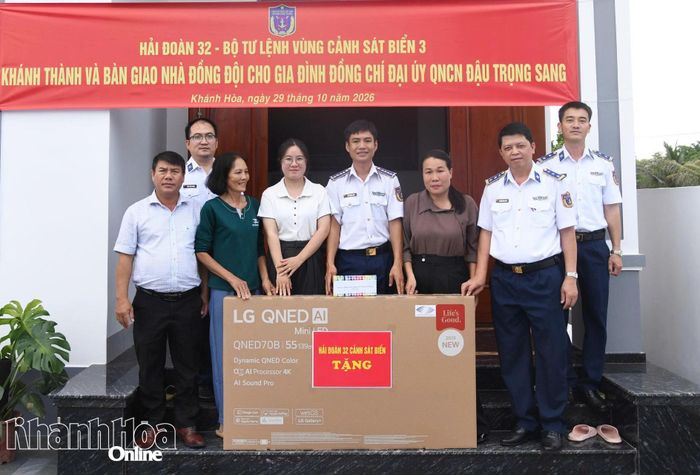 Đại diện đơn vị, địa phương tặng quà cho gia đình.