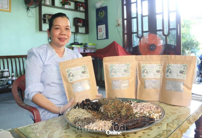 Sản phẩm túi lọc gội đầu từ thảo mộc của bà Thu. 