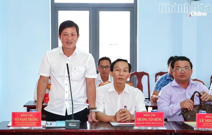Ông Võ Nam Thắng - Bí thư Đảng ủy, Chủ tịch HĐND phường Đông Ninh Hòa tiếp thu các nội dung chỉ đạo tại buổi làm việc.