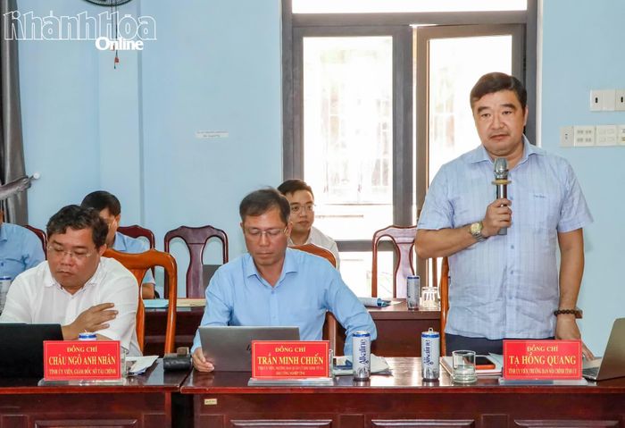 Đồng chí Tạ Hồng Quang - Trưởng Ban Nội chính Tỉnh ủy trao đổi một số nội dung tại buổi làm việc.