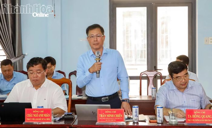 Ông Trần Minh Chiến - Trưởng Ban Quản lý Khu kinh tế và Khu công nghiệp tỉnh trao đổi một số nội dung tại buổi làm việc.