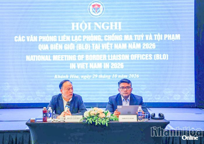 Đại tá Hoàng Tâm Hiếu và ông Topan Caesar chủ trì hội nghị.