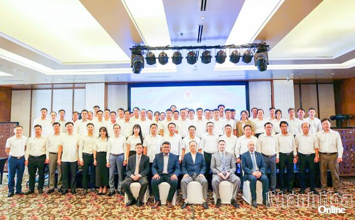Các đại biểu chụp hình lưu niệm.