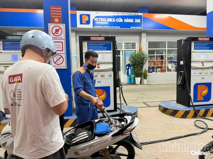 Người dân đổ xăng tại một cửa hàng xăng dầu ở phường Bảo An.
