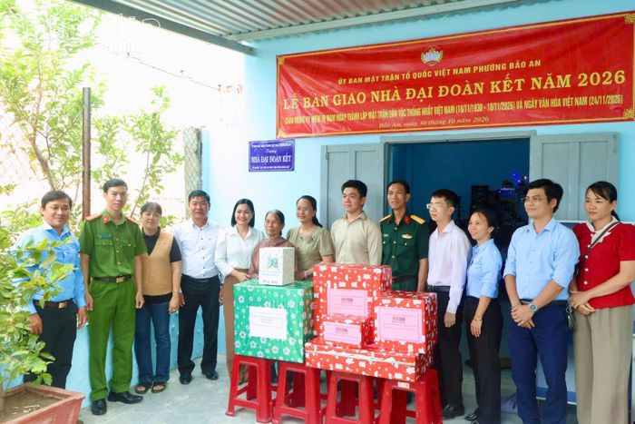 Lãnh đạo phường Bảo An trao nhà Đại đoàn kết.