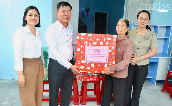 Lãnh đạo phường Bảo An trao quà cho bà Tràng.