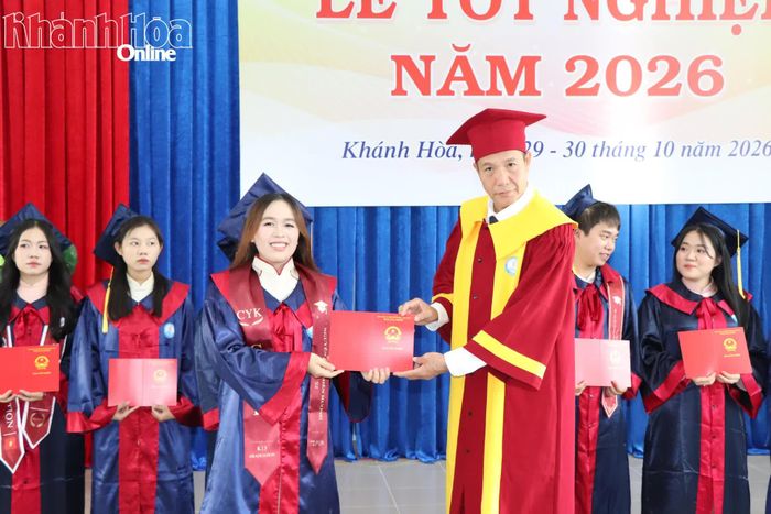Lãnh đạo Trường Cao đẳng Y tế Khánh Hòa trao bằng tốt nghiệp cho sinh viên.