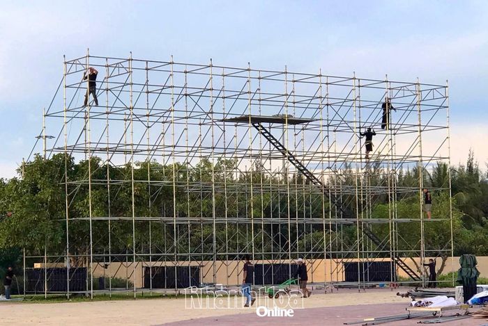 Các đơn vị thi công khẩn trương lắp dựng sân khấu, chuẩn bị cơ sở vật chất phục vụ cầu truyền hình Chung kết Đường lên đỉnh Olympia năm 2026 tại Công viên biển Bình Sơn.
