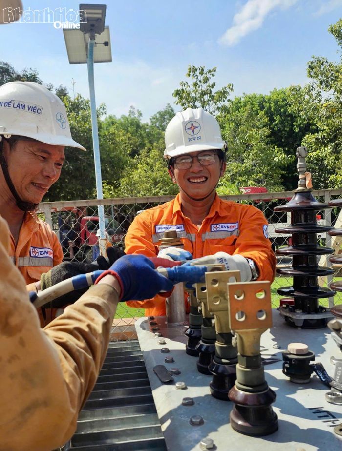Nhân viên Điện lực Ninh Hải kiểm tra, bảo dưỡng thiết bị điện, chủ động bảo đảm nguồn điện an toàn phục vụ cầu truyền hình Chung kết Đường lên đỉnh Olympia năm 2026.
