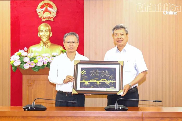 Phó Chủ tịch UBND TP. Đà Nẵng Hồ Quang Bửu tặng quà lưu niệm cho UBND tỉnh Khánh Hòa.