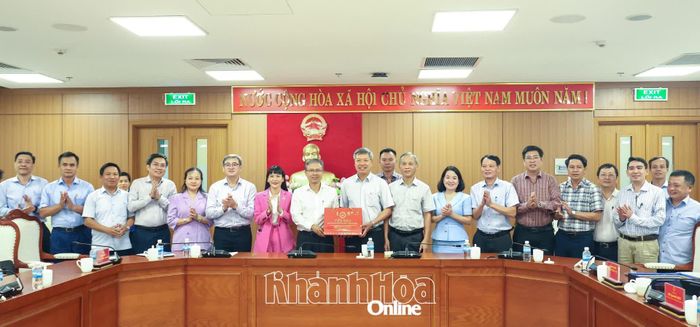 Lãnh đạo 2 địa phương và các đại biểu chụp ảnh lưu niệm tại buổi làm việc.