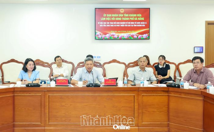Phó Chủ tịch UBND TP. Đà Nẵng Hồ Quang Bửu trao đổi những vấn đề liên quan đến yến sào.
