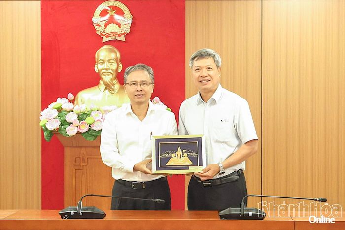 Phó Chủ tịch UBND tỉnh Khánh Hòa Trần Hòa Nam tặng quà lưu niệm cho UBND TP. Đà Nẵng.