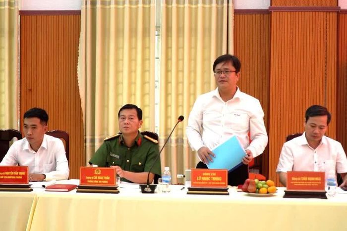 Lãnh đạo phường Cam Ranh phát biểu tại buổi kiểm tra.