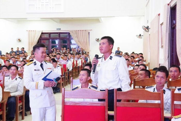 Đoàn viên, thanh niên trao đổi tại tọa đàm.