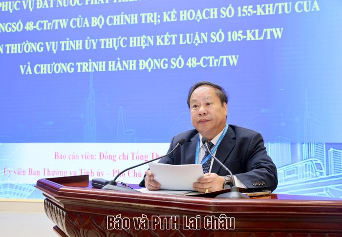 Đồng chí Tống Thanh Hải - Uỷ viên Ban Thường vụ Tỉnh uỷ, Phó Chủ tịch Thường trực UBND tỉnh trình bày chuyên đề Kết luận số 105-KL/TW của Ban Chấp hành Trung ương Đảng và kế hoạch thực hiện của Ban Thường vụ Tỉnh uỷ. 