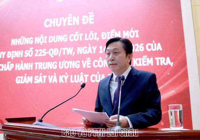 Đồng chí Lò Văn Cương - Uỷ viên Ban Thường vụ, Chủ nhiệm Uỷ ban Kiểm tra Tỉnh uỷ trình bày chuyên đề Quy định số 225-QĐ/TW của Ban Chấp hành Trung ương Đảng. 