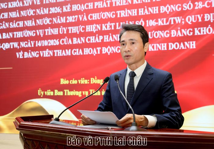 Đồng chí Hà Trọng Hải - Uỷ viên Ban Thường vụ Tỉnh uỷ, Phó Chủ tịch UBND tỉnh trình bày các chuyên đề: Kết luận số 106-KL/TW, Quy định số 224-QĐ/TW, ngày 14/10/2026 của Ban Chấp hành Trung ương Đảng. 