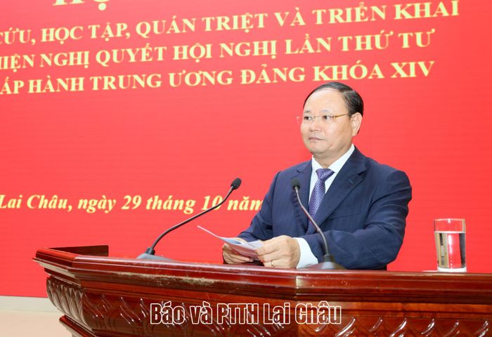 Đồng chí Lê Minh Ngân - Bí thư Tỉnh uỷ, Chủ tịch HĐND tỉnh phát biểu chỉ đạo hội nghị. 