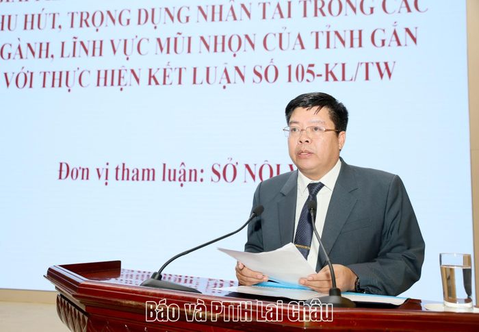 Lãnh đạo Sở Nội vụ phát biểu thảo luận tại hội nghị. 