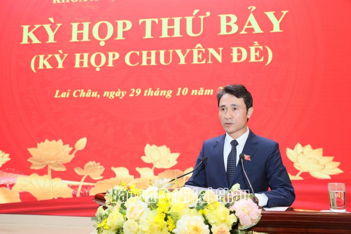 Đồng chí Hà Trọng Hải - Ủy viên Ban Thường vụ Tỉnh ủy, Phó Chủ tịch UBND tỉnh trình bày các tờ trình tại kỳ họp.