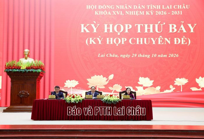 Các đồng chí chủ trì kỳ họp.