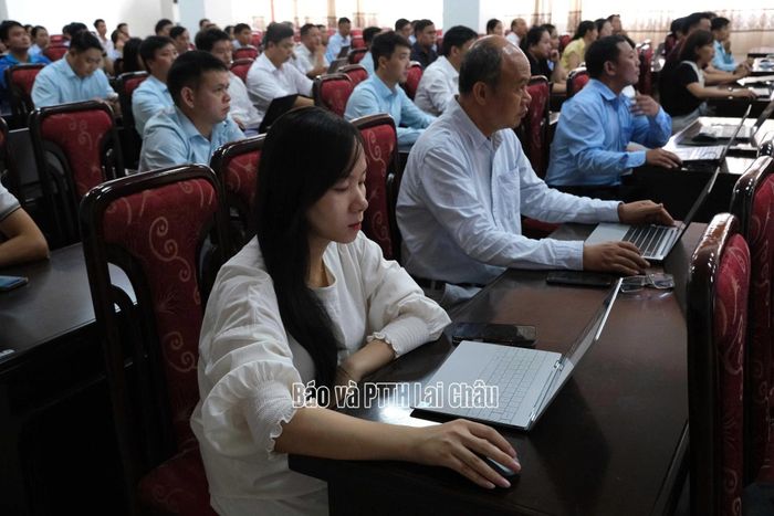 Các học viên thực hành sử dụng trợ lý ảo AI tại buổi tập huấn.