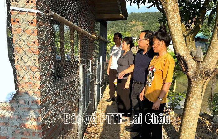 Lãnh đạo xã Pu Sam Cáp kiểm tra mô hình nuôi hươu liên kết tại bản Nậm Há.