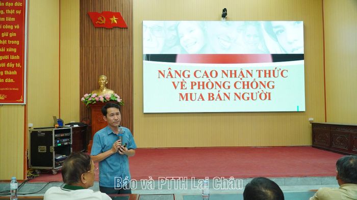 Cán bộ Sở Tư pháp phổ biến pháp luật cho người dân xã Pu Sam Cáp.