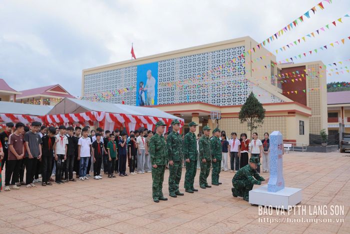 Cán bộ, chiến sĩ Đồn Biên phòng Pò Mã tuyên truyền về cột mốc chủ quyền biên giới cho học sinh Trường Phổ thông nội trú Tiểu học và THCS Quốc Khánh