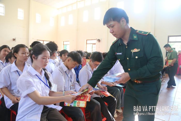 Cán bộ Đồn Biên phòng Ba Sơn phát tờ rơi tuyên truyền pháp luật cho học sinh