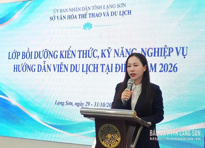 Lãnh đạo Sở Văn hoá, Thể thao và Du lịch phát biểu khai mạc lớp bồi dưỡng
